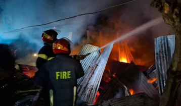 নরসিংদীতে প্রেমিককে কুপিয়ে আহত, প্রেমিকার বাড়িতে আগুন 