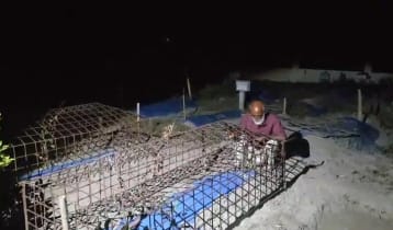 নিহত ছেলের লাশ চুরির ভয়ে কবর পাহারায় বাবা