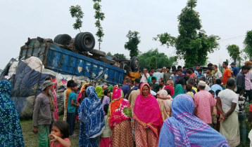 উল্টে যাওয়া ট্রাকের নিচে পড়ে মৃত্যু, সড়কে বিক্ষোভ