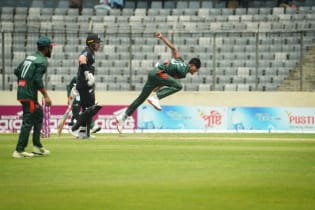 তপ্ত গরমে টানা চার ঘণ্টা ১৪৫ গতির আগুন, নাহিদের বোলিংয়ে হতবাক নিউ জিল্যান্ড