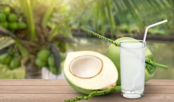 গরমে নিয়মিত ডাবের পানি পান করছেন? কখন পান করলে বেশি উপকার পাবেন