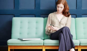 পায়ের ওপর পা তুলে বসলে স্নায়ুর ক্ষতি হয়? এই ধারণা কতটা সত্য