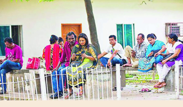 প্রদীপের নিচে অন্ধকার: অভাব-অনটনে চলচ্চিত্রের এক্সট্রা শিল্পীরা