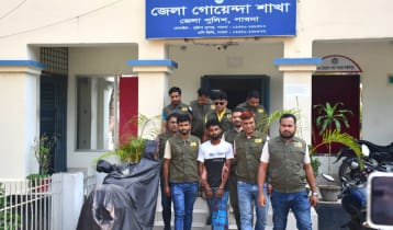 পাবনায় ৩টি বিদেশি রিভলবার ও গুলিসহ তরুণ গ্রেপ্তার