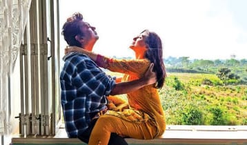 ‘দয়া করে প্রাপ্তবয়স্ক ছাড়া কেউ উঁকিও দেবেন না’