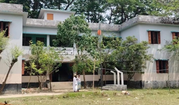 শ্রেণিকক্ষ দখল করে শিক্ষকদের বসবাস, ব্যাহত পাঠদান