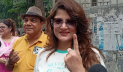 ভোট কেন্দ্রে শ্রাবন্তীকে দেখতে ভিড়