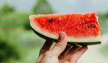 গরমে পানিশূন্যতা কমাতে তরমুজ খাচ্ছেন? রাতে খেলেই ক্ষতি