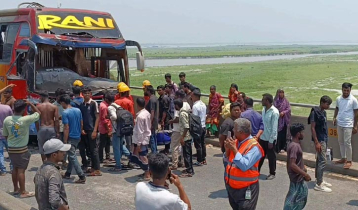 যমুনা সেতুতে ট্রাকে বাসের ধাক্কা, এক ঘণ্টা পর যান চলাচল স্বাভাবিক