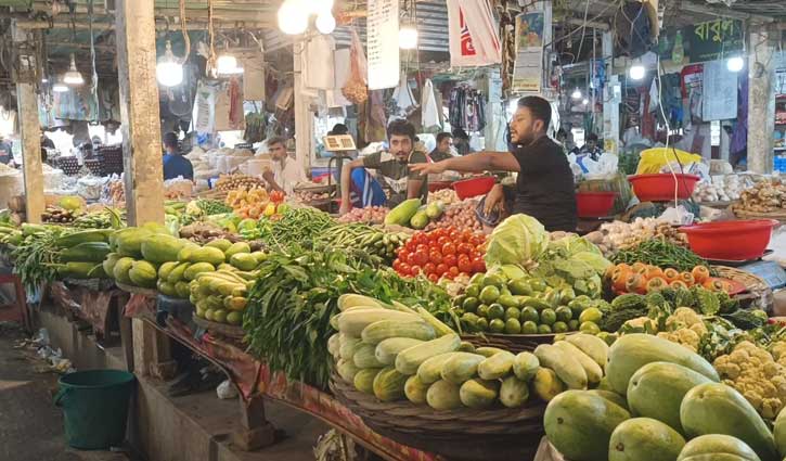বৃষ্টিতে সবজির সরবরাহ কম, বাজারে দাম বেশি