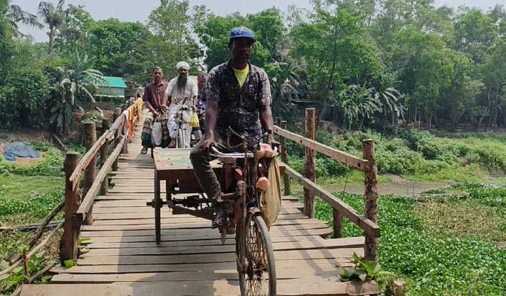 স্বাধীনতার ৫৫ বছরেও হয়নি সেতু, যাতায়াতে ভরসা কাঠের সাঁকো