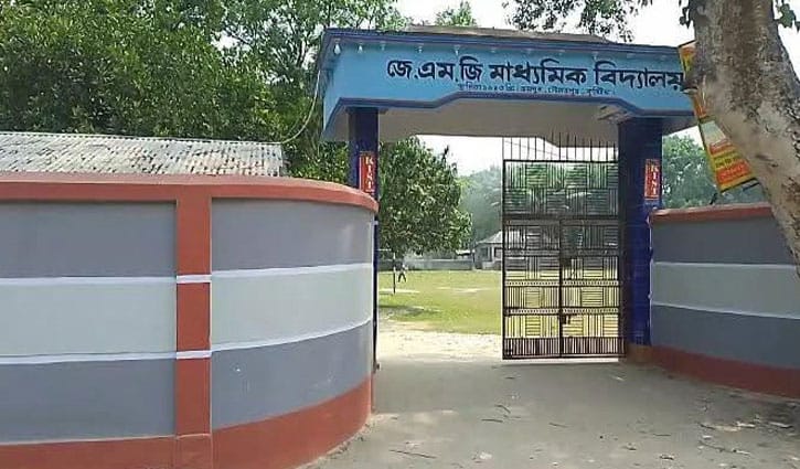 কুষ্টিয়ায় শিক্ষকের ভুলে এসএসসি পরীক্ষায় বসতে পারল না ইসরাত