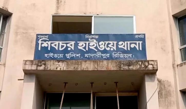 ভাঙ্গা এক্সপ্রেসওয়েতে বাসচাপায় বাবা-ছেলে নিহত