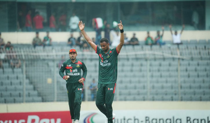 সুযোগ কাজে লাগিয়ে দুর্বার শরিফুল