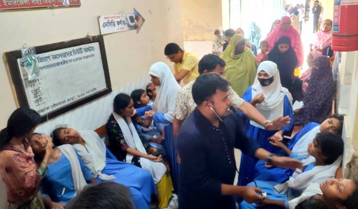 পাবনায় হঠাৎ করে ছাত্রীরা অসুস্থ, ৬৫ জন হাসপাতালে 