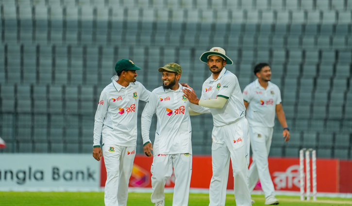 স্কোরবোর্ডে ৪৩৭ রান, তবুও সতর্ক বাংলাদেশ