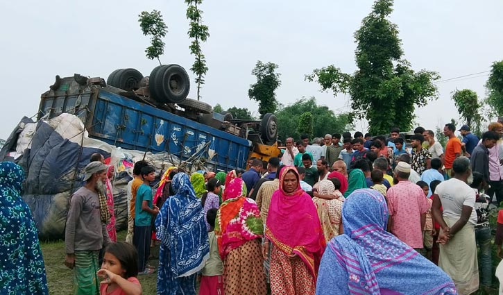 উল্টে যাওয়া ট্রাকের নিচে পড়ে মৃত্যু, সড়কে বিক্ষোভ