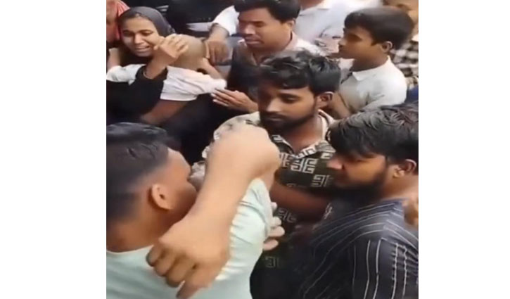 চলন্ত ট্রেনের নিচে পড়ে যাওয়া ছেলেকে ঝাঁপ দিয়ে বাঁচালেন বাবা