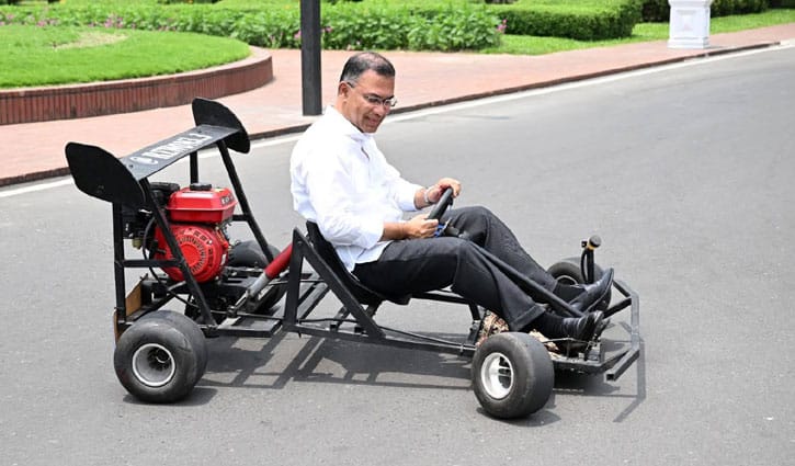 কলেজ শিক্ষার্থীর তৈরি রেসিং কার চালালেন প্রধানমন্ত্রী 