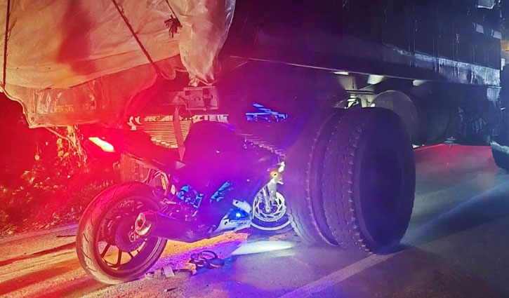 ট্রাকের পেছনে মোটরসাইকেলের ধাক্কা, বাবা-ছেলে নিহত
