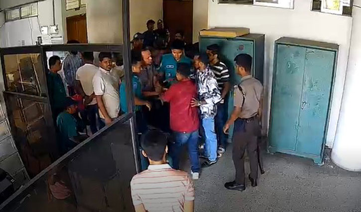 রাজশাহীতে পুলিশের সামনে টেন্ডার বাক্স ছিনতাই