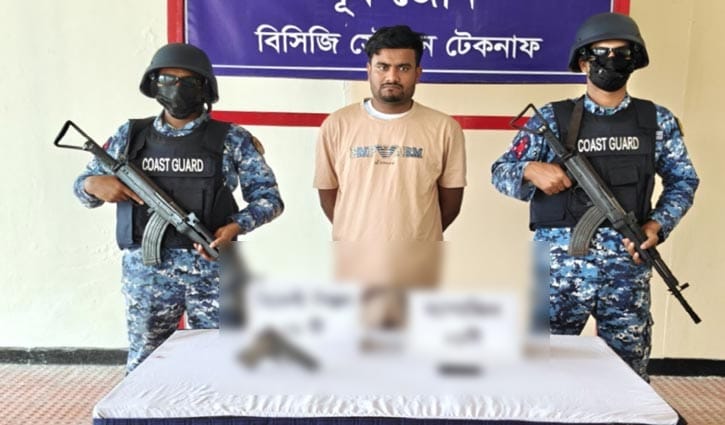 টেকনাফে পিস্তলসহ মানবপাচারকারী আটক 