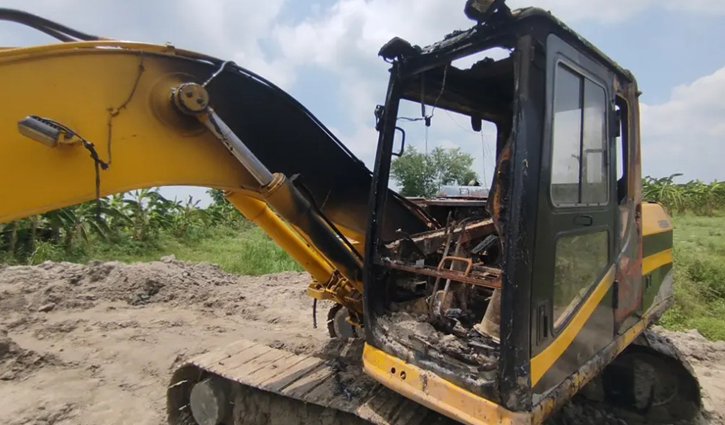 কুষ্টিয়ায় খাল খননে ব্যবহৃত এক্সকাভেটর পুড়িয়ে দিয়েছে দুর্বৃত্তরা