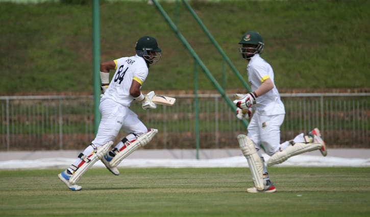 আকবর-প্রিতমের সেঞ্চুরির দিনে মুশফিকুরের অপরাজিত ফিফটি