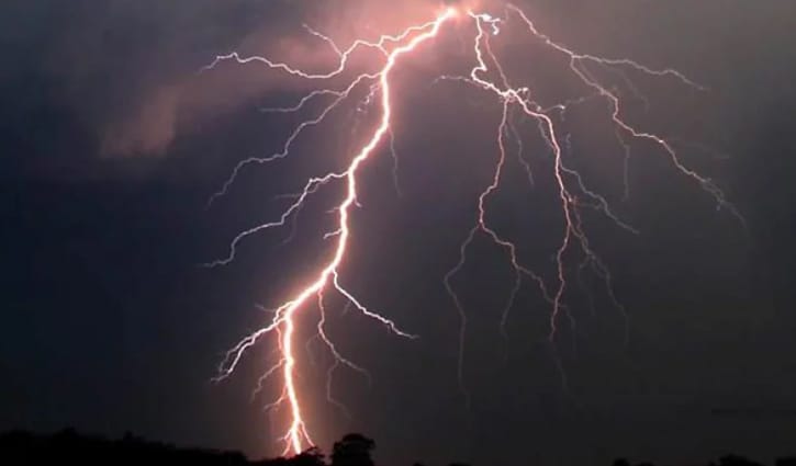 নীলফামারীতে বজ্রপাতে ভ্যানচালক নিহত, আহত ১