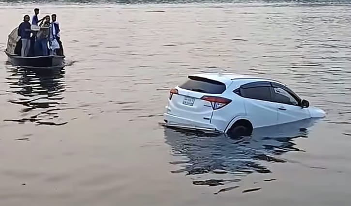 ফেরি থেকে নদীতে পড়ে গেল প্রাইভেটকার