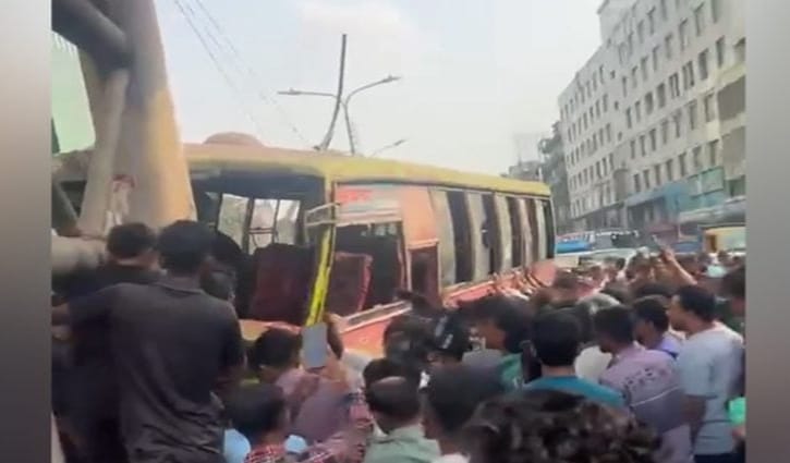 বনানীতে সড়ক বিভাজকে উঠে গেল বাস, নিহত ২