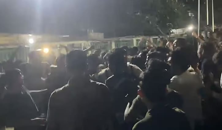 শাহবাগ থানায় ছাত্রশিবির-ছাত্রদল উত্তেজনা