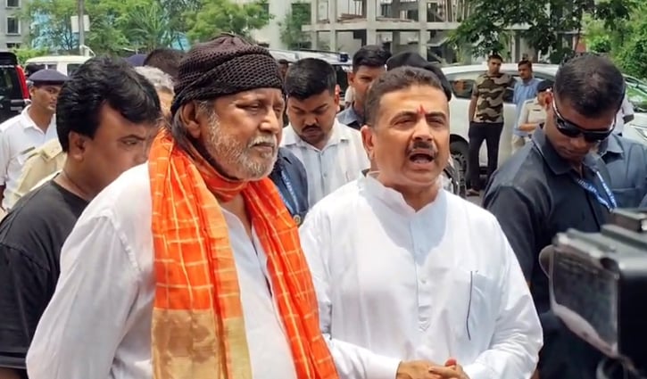 মিঠুনের বাড়িতে সৌজন্য সাক্ষাতে গেলেন শুভেন্দু