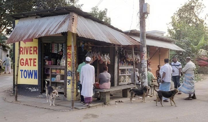 রাস্তা দখল করে দোকান, ভোগান্তিতে তালিয়া গ্রামের হাজারো মানুষ