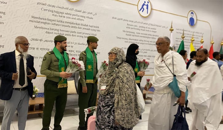 বাংলাদেশের প্রথম হজ ফ্লাইট সৌদি আরবে পৌঁছেছে