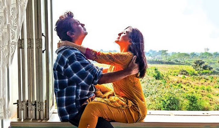 ‘দয়া করে প্রাপ্তবয়স্ক ছাড়া কেউ উঁকিও দেবেন না’