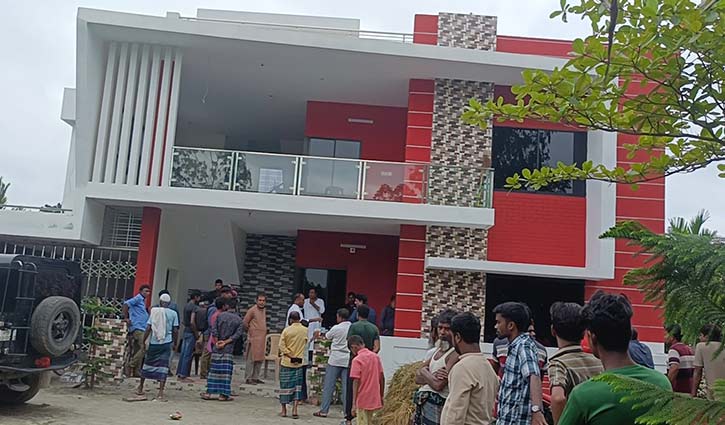 কুড়িগ্রামে প্রবাসীর বাড়িতে অগ্নিসংযোগ, স্বর্ণালঙ্কার ও টাকা লুট