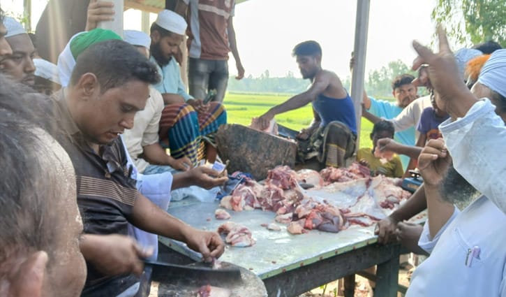 চার যুগ পর ডাকনিরপাট বাজারে গরুর মাংস বিক্রি