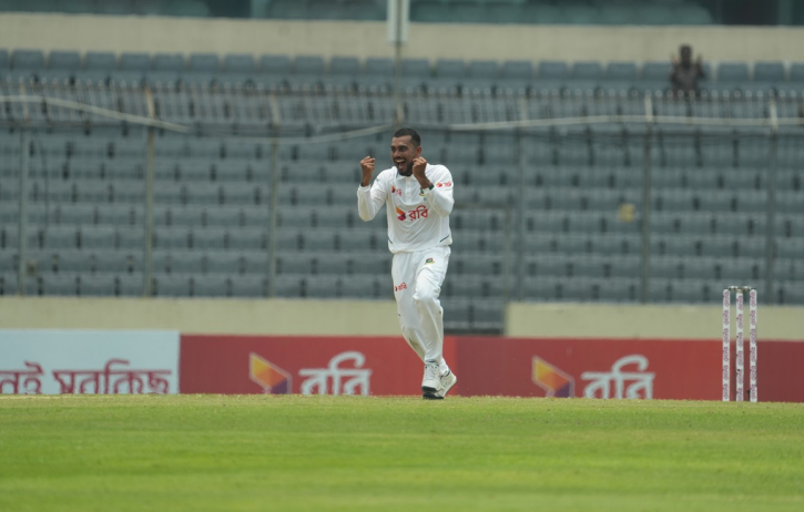 মিরাজের হাত ধরে আসল তৃতীয় সাফল‌্য