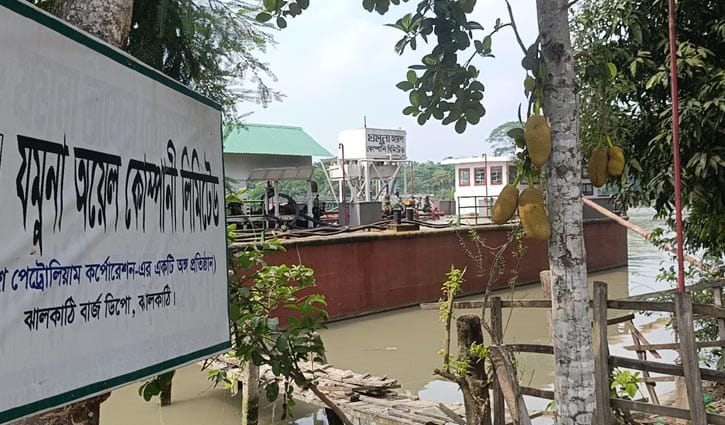 সুগন্ধা নদীতে ভাসছে ৭৫ হাজার লিটার ডিজেল