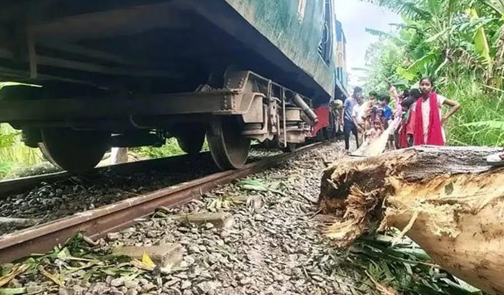 নীলফামারীতে ট্রেনের ইঞ্জিন লাইনচ্যুত, ট্রেন চলাচল বন্ধ