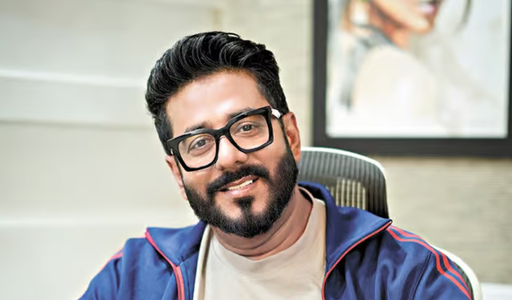 তৃণমূলের প্রার্থী রাজকে ‘চোর’ বলে জনতার কাদা নিক্ষেপ