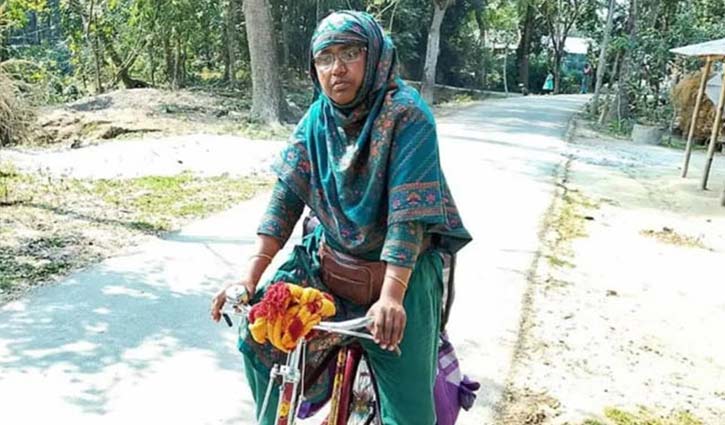 আরেকটু ভালো থাকার আশায় সাইকেলে ঘুরে ছিট কাপড় বিক্রি করেন রাবেয়া