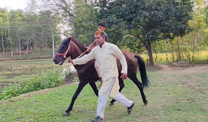 ঘোড়ায় চড়ে শান্তি আর সম্মান পান আবুল হাসেম