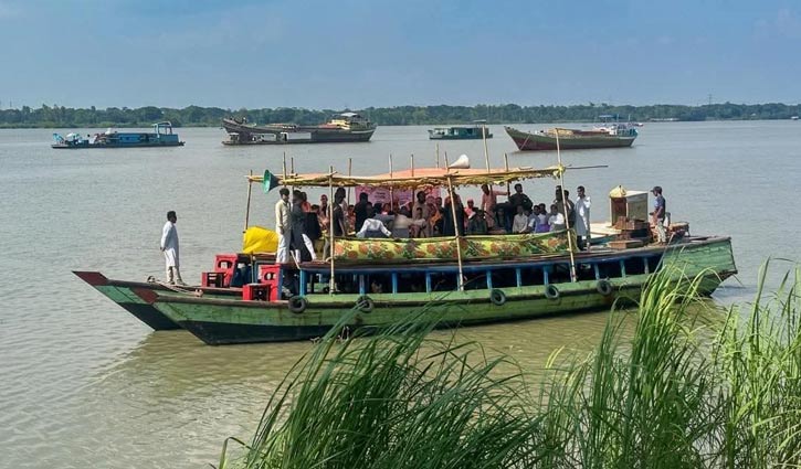 কর্ণফুলী বাঁচাতে ‘বিনি সুতার মালা’, নদী দখলমুক্ত না হলে আন্দোলন