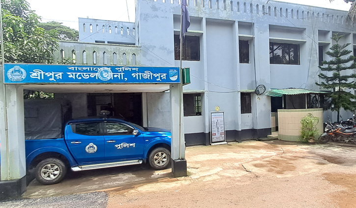 বাড়ির পাশের বাগানে ঝুলছিল বৃদ্ধের মরদেহ