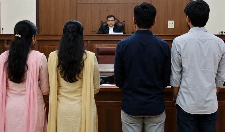 স্বামী বদলের অনুমতি চাইলেন দুই বোন