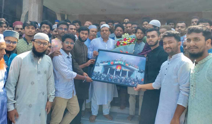 শিক্ষার্থীদের ভালোবাসায় সিক্ত বিদায়ী নোবিপ্রবি উপাচার্য