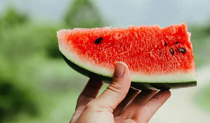 গরমে পানিশূন্যতা কমাতে তরমুজ খাচ্ছেন? রাতে খেলেই ক্ষতি