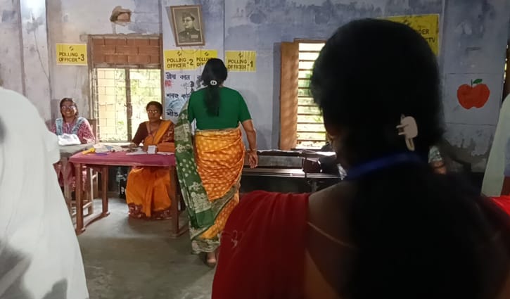 পশ্চিমবঙ্গে বিধানসভা নির্বাচনে প্রথম দফার ভোটগ্রহণ চলছে